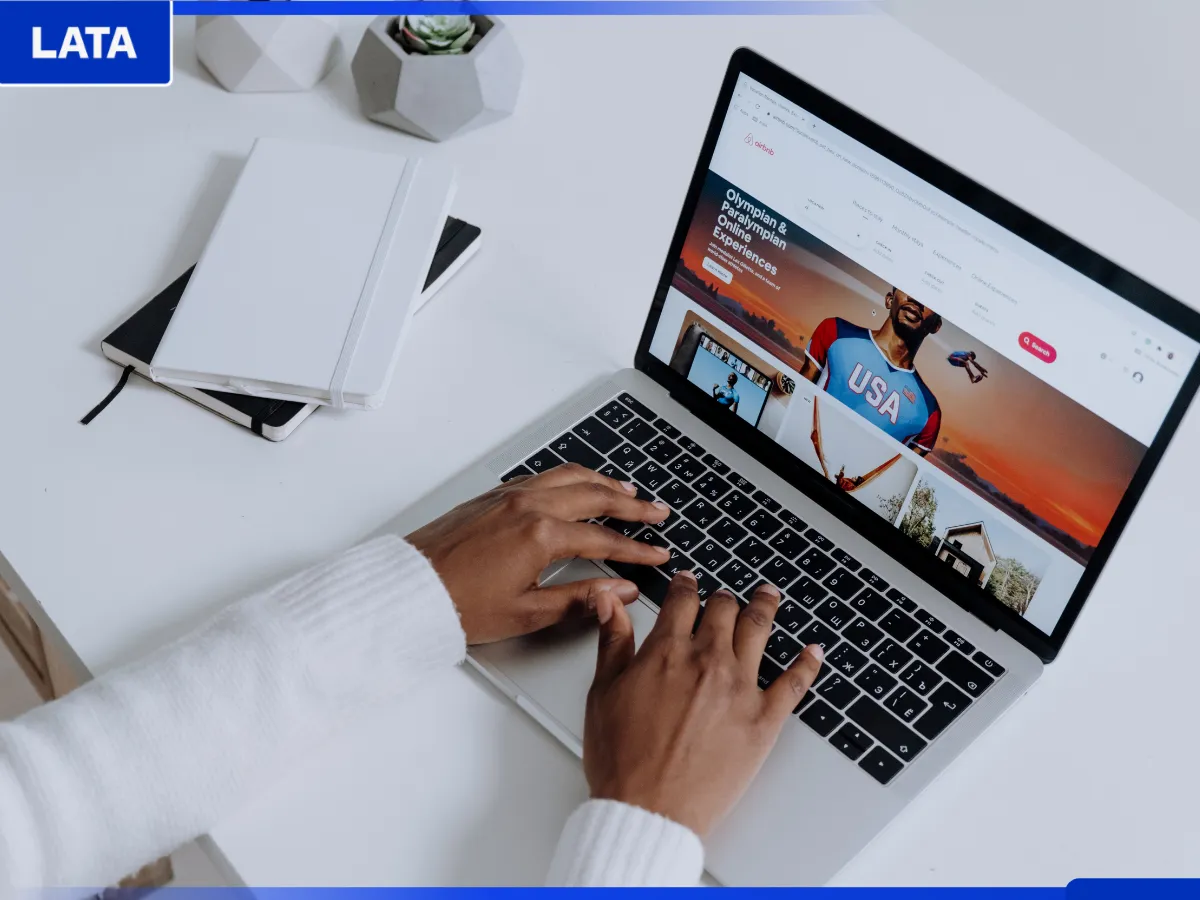 AI vs Marketer Công nghệ hay con người làm marketing tốt hơn
